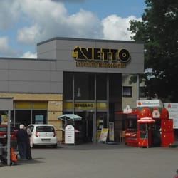 NETTO - ... und im Sommer noch eine GLANTZ-Erdbeer-Bude vor dem NETTO.
