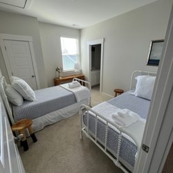 Pearl Clean - Clean and organized bedroom.