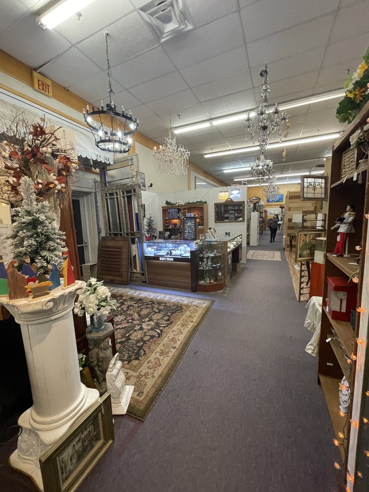 WOODSTOCK ANTIQUES & CONSIGNMENT Updated September 2024 101 Photos