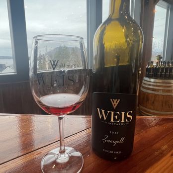 Weis Vineyards - Wine Tasting Room Near Me - Hammondsport, New York