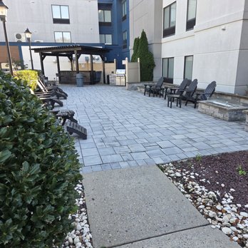 Hampton Inn Princeton - Courtyard - Hotels Near Me - Princeton, New Jersey