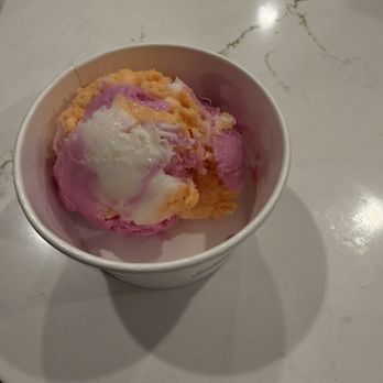Baskin Robbins - 1 and 1/4 Sad Scoop that's supposed to be 2 Whole Scoops. What the hell. - Ice Cream & Frozen Yogurt Near Me - Las Vegas, Nevada