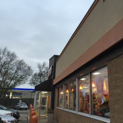 Dunkin' - Walpole Dunkin Donuts -- 506 High Plain Street / Route 27, Walpole         Storefront