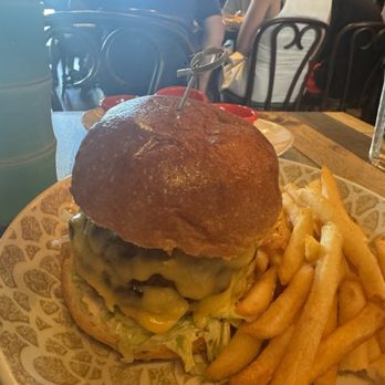 La Cañita Bayside - Yummmmy Cuban style burger 2 patties and melted chess with Cuban toppings! Yay - Cuban Near Me - Miami, Florida La Cañita Bayside - Yummmmy Cuban style burger 2 patties and melted chess with Cuban toppings! Yay - Cuban Near Me - Miami, Florida