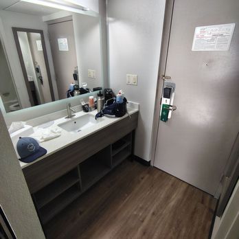Quality Inn - Small but brightly lit bathroom vanity - Hotels Near Me - Easton, Pennsylvania Quality Inn - Small but brightly lit bathroom vanity - Hotels Near Me - Easton, Pennsylvania