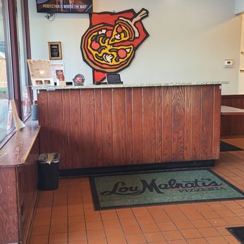 Lou Malnati's Pizzeria - Counter - Pizza Near Me - Third Lake, Illinois