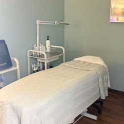 Envy Me Medi Spa - Facial treatment room