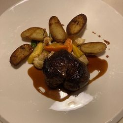 Restaurant Landhaus - Rindsfilet mit Rosmarinkartoffeln und Gemüse