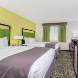 AmericInn by Wyndham Delafield - Guest room