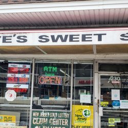 Dave's Sweet Shop - Storefront