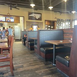 Moore's Olde Tyme Barbeque Chicken & Seafood - Dining area
