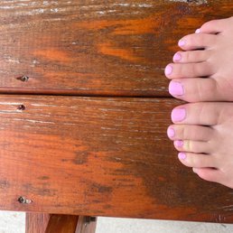 Right pinky toe peeled after 1 day and was fixed. Left pinky toe peeled within 2 days. Right toe chipped after 1 week.