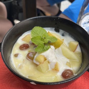 Zweitbester - Yogurt and fruit bowl - Breakfast & Brunch Near Me - Vienna, 9