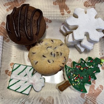 Kelly's Cakery - a plate of cookies and cookies - Bakeries Near Me - Florence, Kentucky