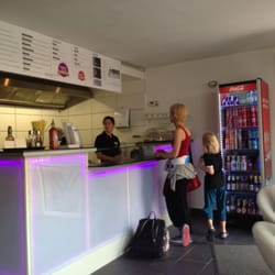 Stuggi Burger - Moderner Tresen, dahinter werden die Speisen zubereitet