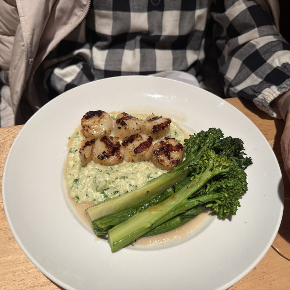 Seasons 52 - scallops and broccolini - New American Near Me - North Bethesda, Maryland