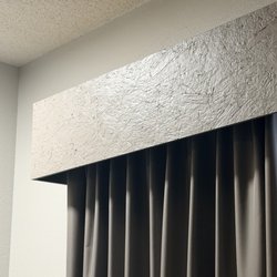Red Roof Inn & Suites Corbin - Plywood curtain rod cover