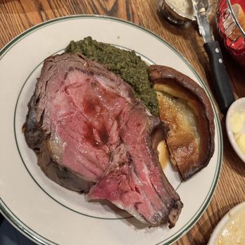 Gulliver's Restaurant - Brob-Ding-Na-Gian with creamed spinach and Yorkshire pudding.  This is a bone-in 2"-2.5" cut. - American Near Me - Irvine, California