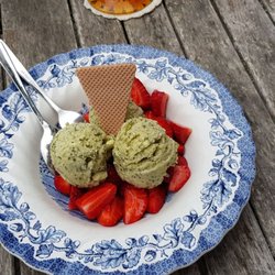 Restaurant Historische Mühle Vogelsang - Basilikum Eis m. Erdbeeren