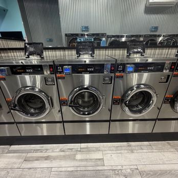 LaundryMax - These three machines in the middle has very low water pressure these are the 3.50 cent machine. - Laundromat Near Me - Norwalk, California