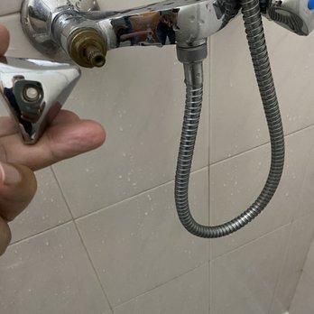 LisbonBreaks - Shower faucet handle had no screw to hold it on - Apartments Near Me - Lisbon, 11