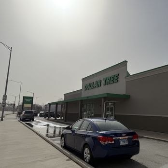 Dollar Tree - Storefront - Discount Store Near Me - Des Plaines, Illinois