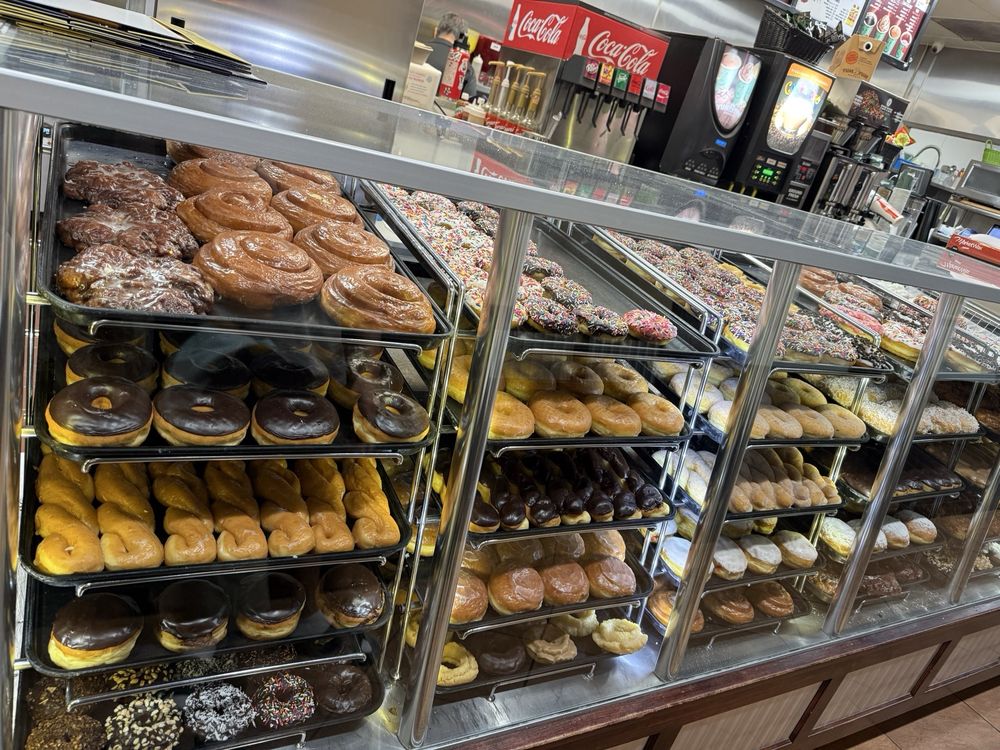 Yum Yum Donuts Logo