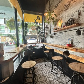 Sunny Eggs - Inside looking out to the street - Juice Bars & Smoothies Near Me - Key West, Florida