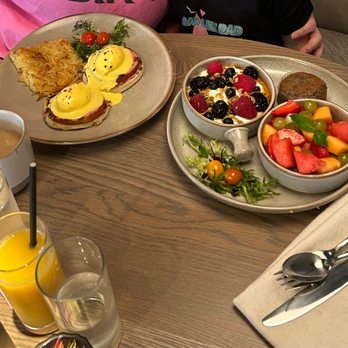 Smokehouse - The continental breakfast (yogurt w/berries and fruit bowl) and muffin - Bars Near Me - Abilene, Texas Smokehouse - The continental breakfast (yogurt w/berries and fruit bowl) and muffin - Bars Near Me - Abilene, Texas