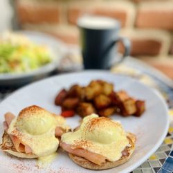 Lazy Daisy Cafe - Eggs Benedict