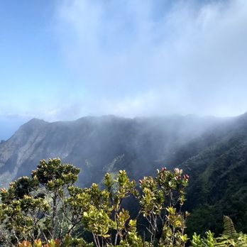 Pu'u o Kila Lookout - fog rolls in later in the morning obstructing views - Hiking Near Me