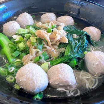 Sandy's Cafe - Beef meatballs with rice noodles in soup - Cantonese Near Me - Honolulu, Hawaii