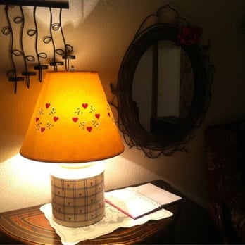 Rose City Motel - Guestbook and inviting lamp - Hotels Near Me - Roseburg, Oregon Rose City Motel - Guestbook and inviting lamp - Hotels Near Me - Roseburg, Oregon