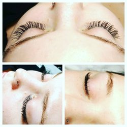 Classic set of D curl lash extensions.