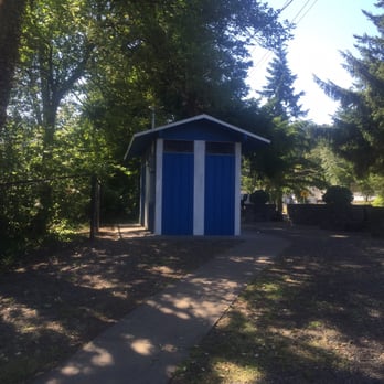 Sandy Swimming Hole - Bathroom to change in. - Swimming Pools Near Me - Washougal, Washington