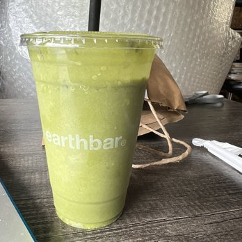 Earthbar - a green smoothie in a plastic cup - Juice Bars & Smoothies Near Me - Westwood, California