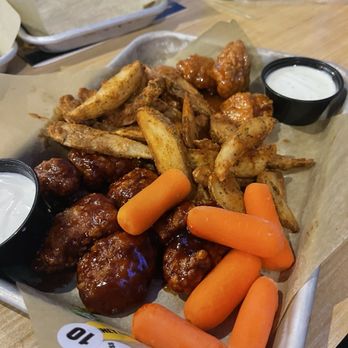 Buffalo Wild Wings - Sports Bars Near Me - Bronx, New York Buffalo Wild Wings - Sports Bars Near Me - Bronx, New York