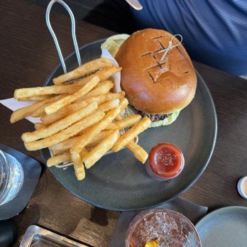 Après Pendry - Burger (the fries was delish too) - Bars Near Me - Park City, Utah