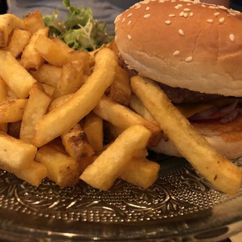 Le Petit Cadet - Brasseries Near Me - Paris, 75