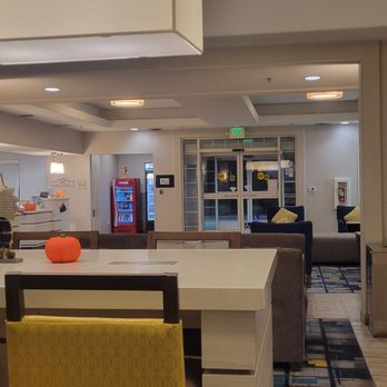 La Quinta by Wyndham Manteca - Ripon - View of lobby from the breakfast area - Hotels Near Me - Ripon, California La Quinta by Wyndham Manteca - Ripon - View of lobby from the breakfast area - Hotels Near Me - Ripon, California