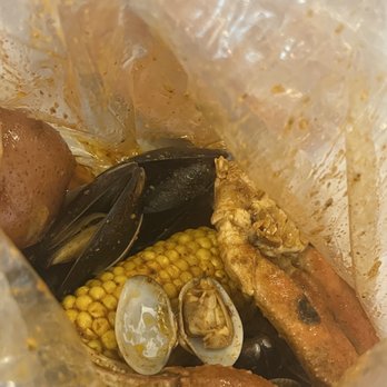Shaking Seafood - Black Mussels Snow Crab Leg Potatoes Corn on The Cob - Seafood Near Me - Roslindale, Massachusetts