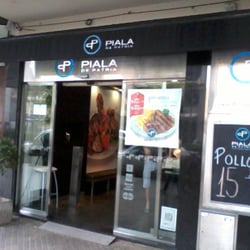 Piala De Patria - La fachada del local sobre la calle Pellegrini