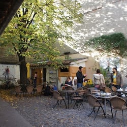 La Maison du Vélo - La cours à l'arrière où l'on peut d'installer lors des journées ensoleillées pour siroter un café et même déjeuner