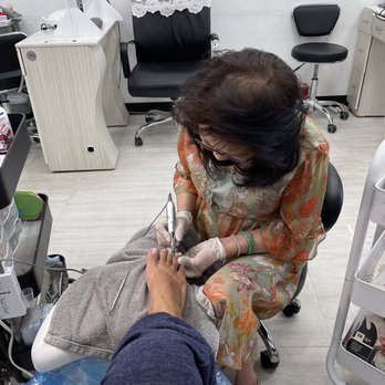 VS Nail Lounge - Linda getting down on my toes - Nail Salons Near Me - Whittier, California VS Nail Lounge - Linda getting down on my toes - Nail Salons Near Me - Whittier, California