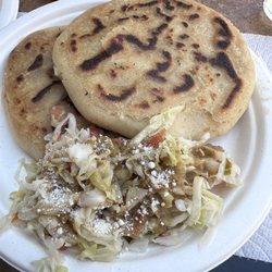 El Mercadito - Pupusa plate with Curtido