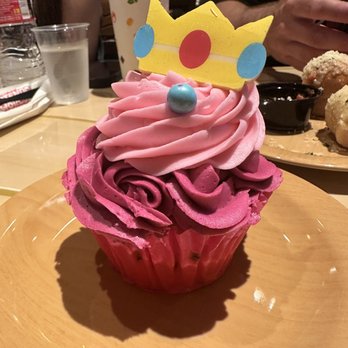 Toadstool Cafe - Princess Peach Cupcake - Cafes Near Me - Universal City, California