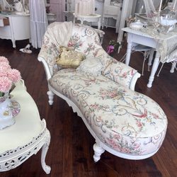 Vintage Garden - I want to faint in this fainting chair.. ahhhh my dream..