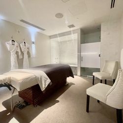 GLO Mind Body Skin - Luxury suite with jacuzzi tub and shower