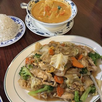 Thai Recipe - Pad see ew with chicken and red curry with tofu - Thai Near Me - Incline Village, Nevada Thai Recipe - Pad see ew with chicken and red curry with tofu - Thai Near Me - Incline Village, Nevada