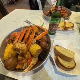 Autumn Platter, garlic bread, and a beer. Autumn Platter, garlic bread, and a beer.